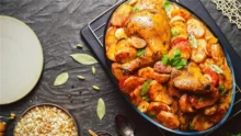 طريقة عمل صينية البطاطس بالفراخ في الفرن.. أكلة مصرية شهية بمكونات بسيطة