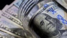 ارتفاع الدولار 27 قرشًا أمام الجنيه بختام تعاملات الأربعاء وتجاوز حاجز 53 جنيهًا
