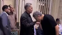 معتمد جمال يقبل يد محمود سعد في عزاء والدة مدحت عبد الهادي