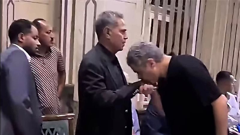معتمد جمال يقبل يد محمود سعد في عزاء والدة مدحت عبد الهادي