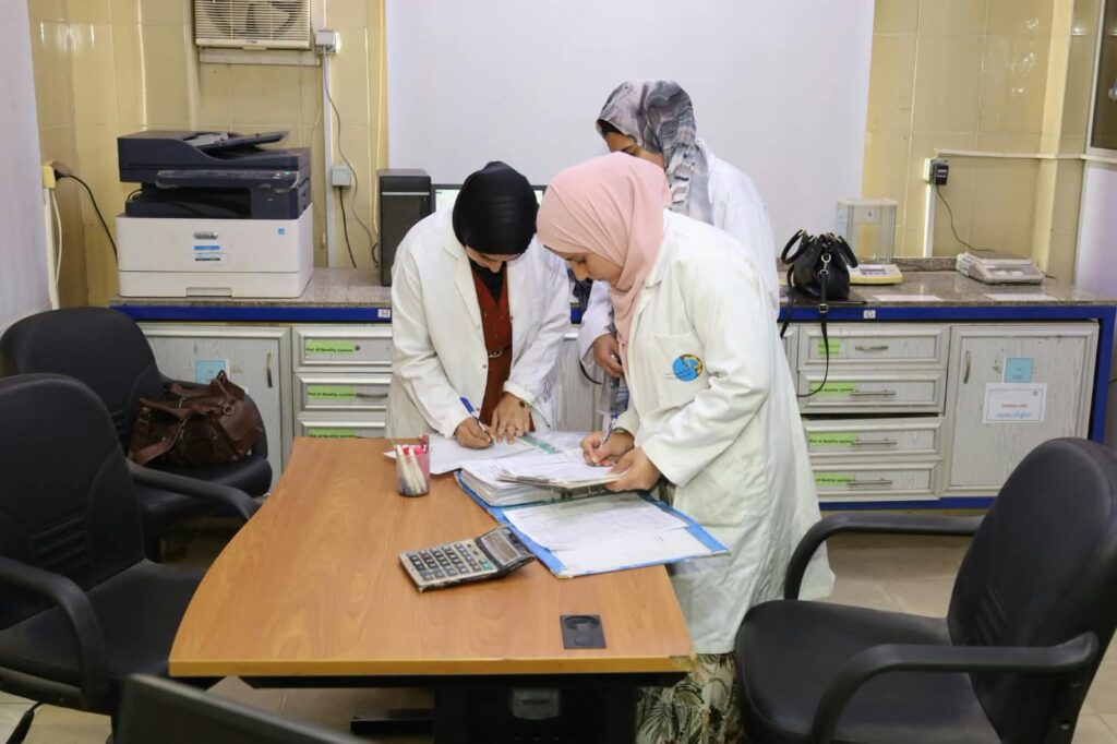رئيس مياه الغربية يتفقد فرع الشركة ببسيون ويتابع مستوى الخدمات ويُسلّم شهادة الإعتماد لمعمل الفرع.