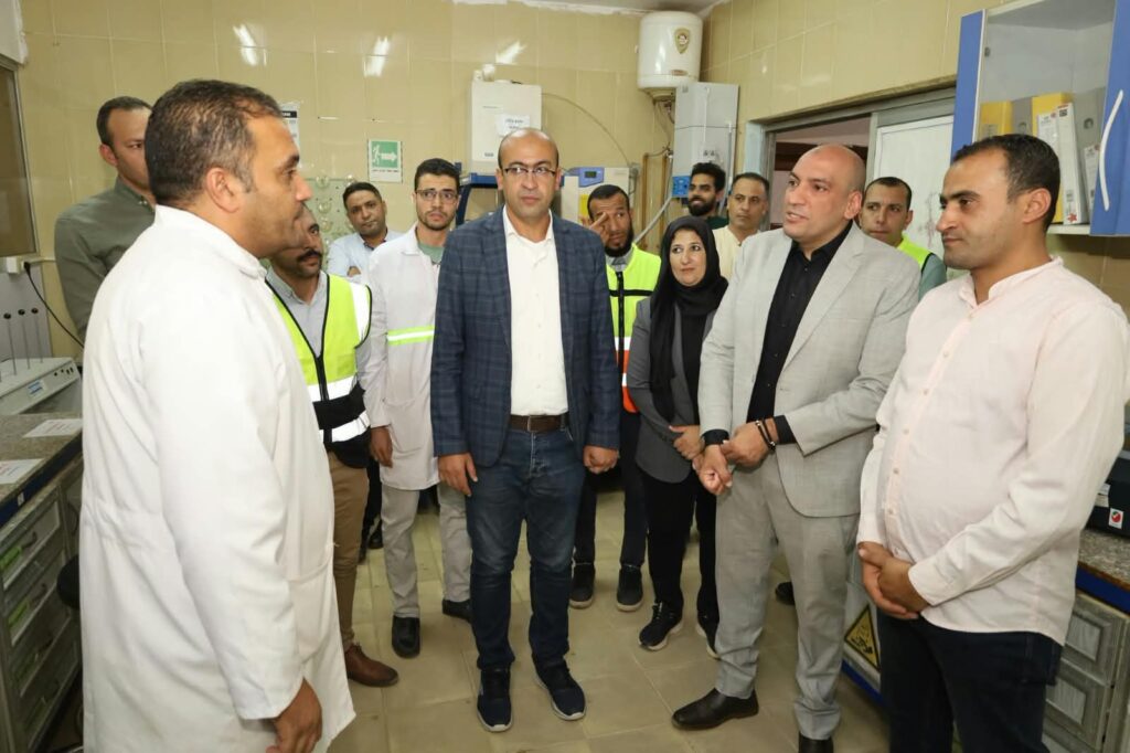 رئيس مياه الغربية يتفقد فرع الشركة ببسيون ويتابع مستوى الخدمات ويُسلّم شهادة الإعتماد لمعمل الفرع.