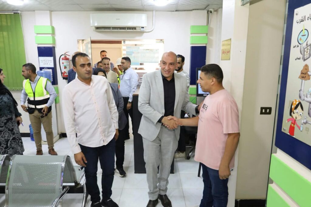 رئيس مياه الغربية يتفقد فرع الشركة ببسيون ويتابع مستوى الخدمات ويُسلّم شهادة الإعتماد لمعمل الفرع.