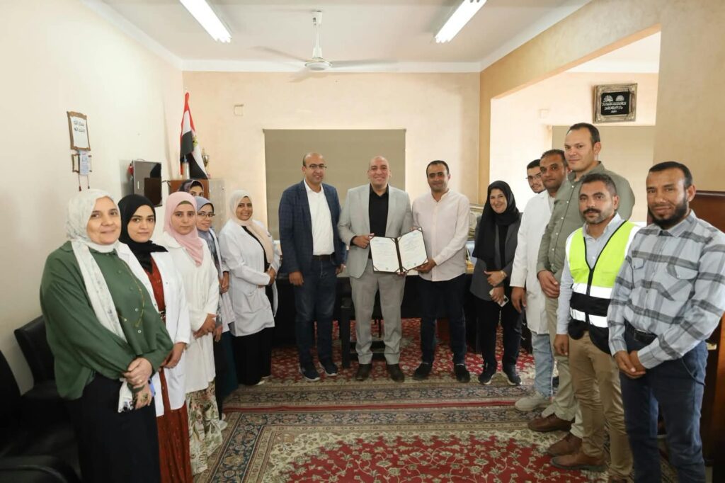 رئيس مياه الغربية يتفقد فرع الشركة ببسيون ويتابع مستوى الخدمات ويُسلّم شهادة الإعتماد لمعمل الفرع.